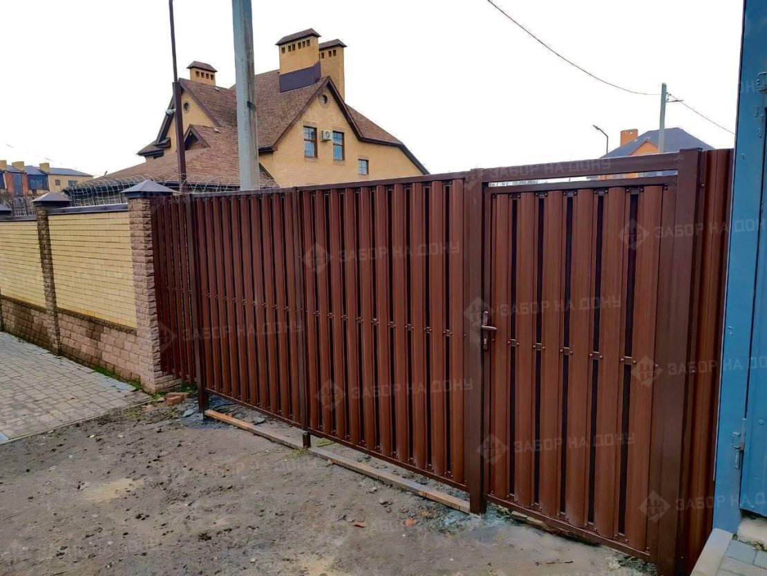 Распашные ворота из евроштакетника  в Усть-Лабинске